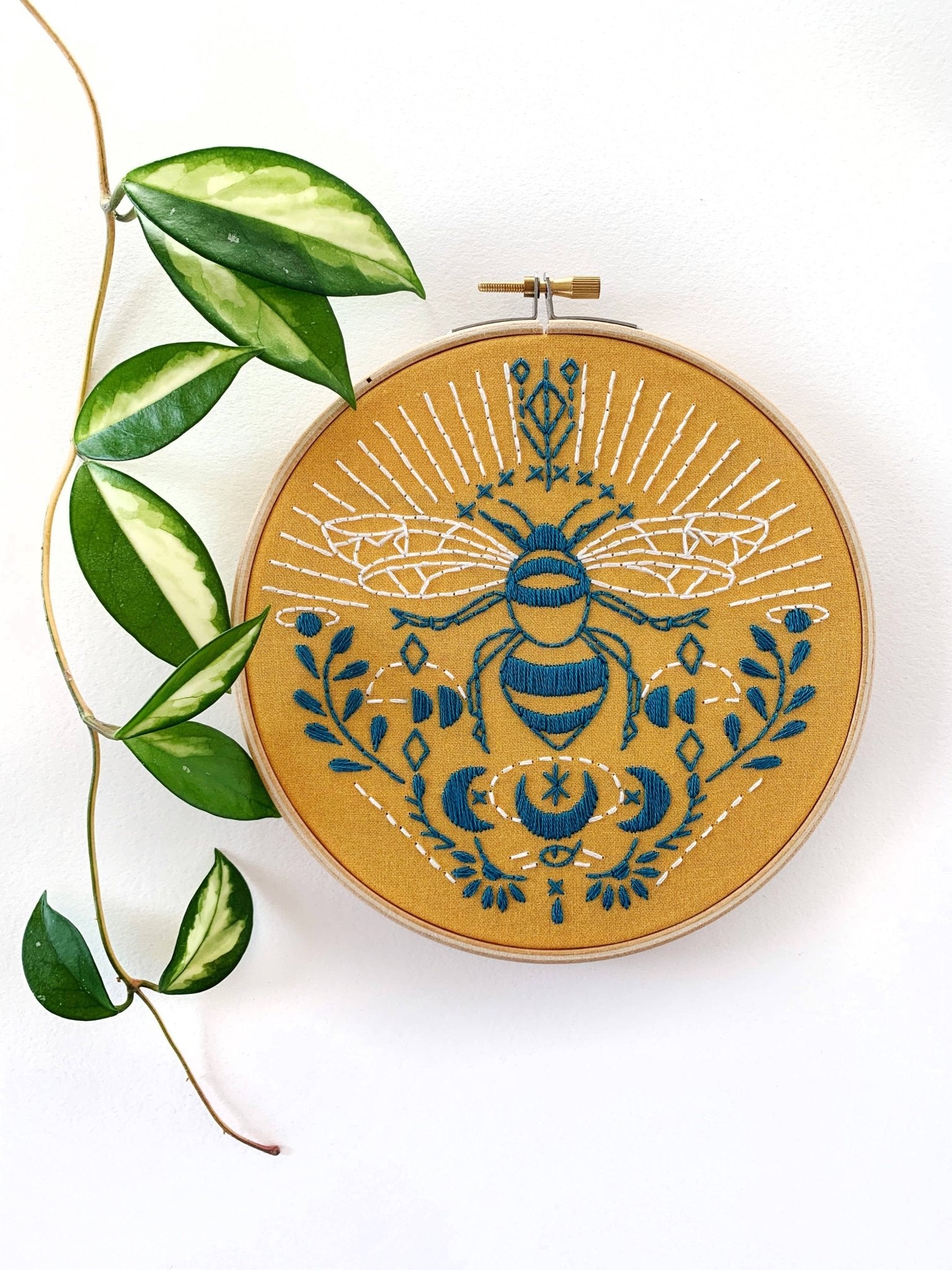 Bee Embroidery Kit - Spiral Circle