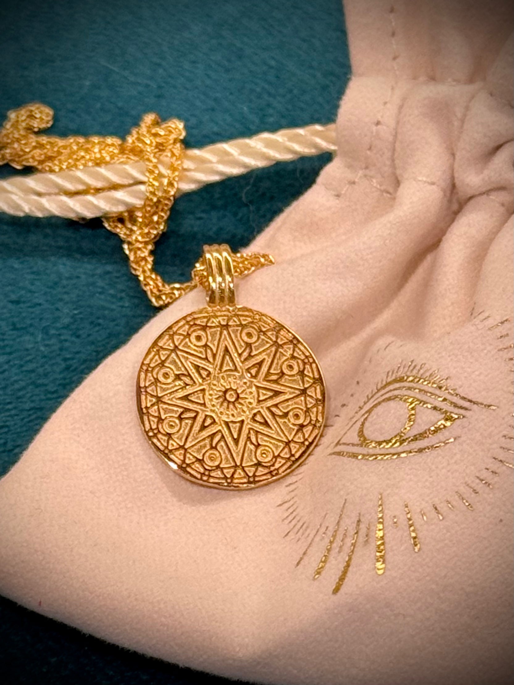 Beautiful Chorus 18c gold plated necklace