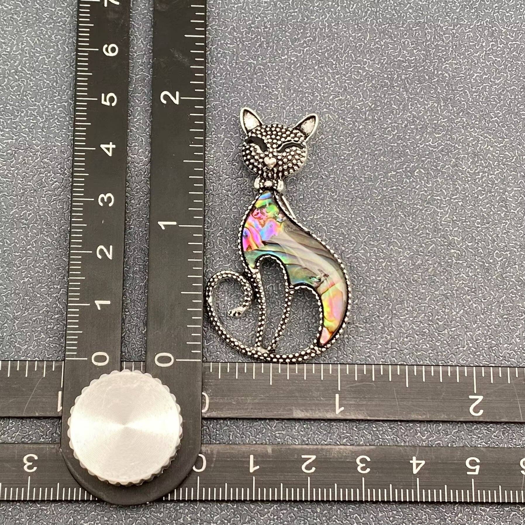 Abalone Shell Silver Tone Smiling Cat Brooch - Spiral Circle