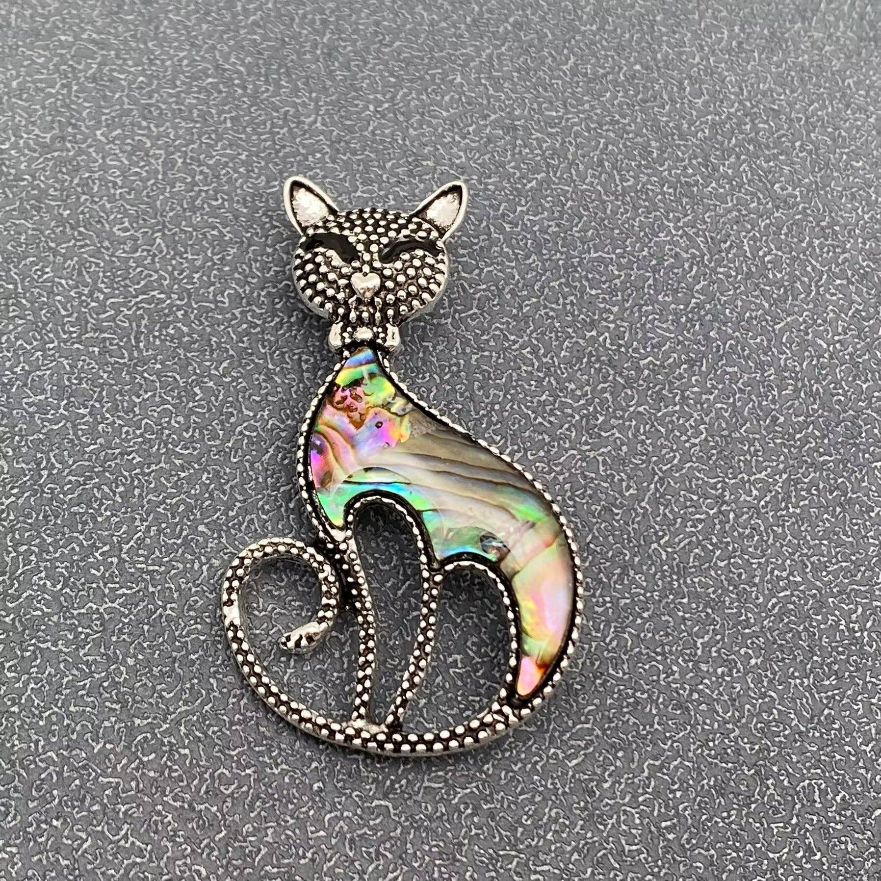 Abalone Shell Silver Tone Smiling Cat Brooch - Spiral Circle