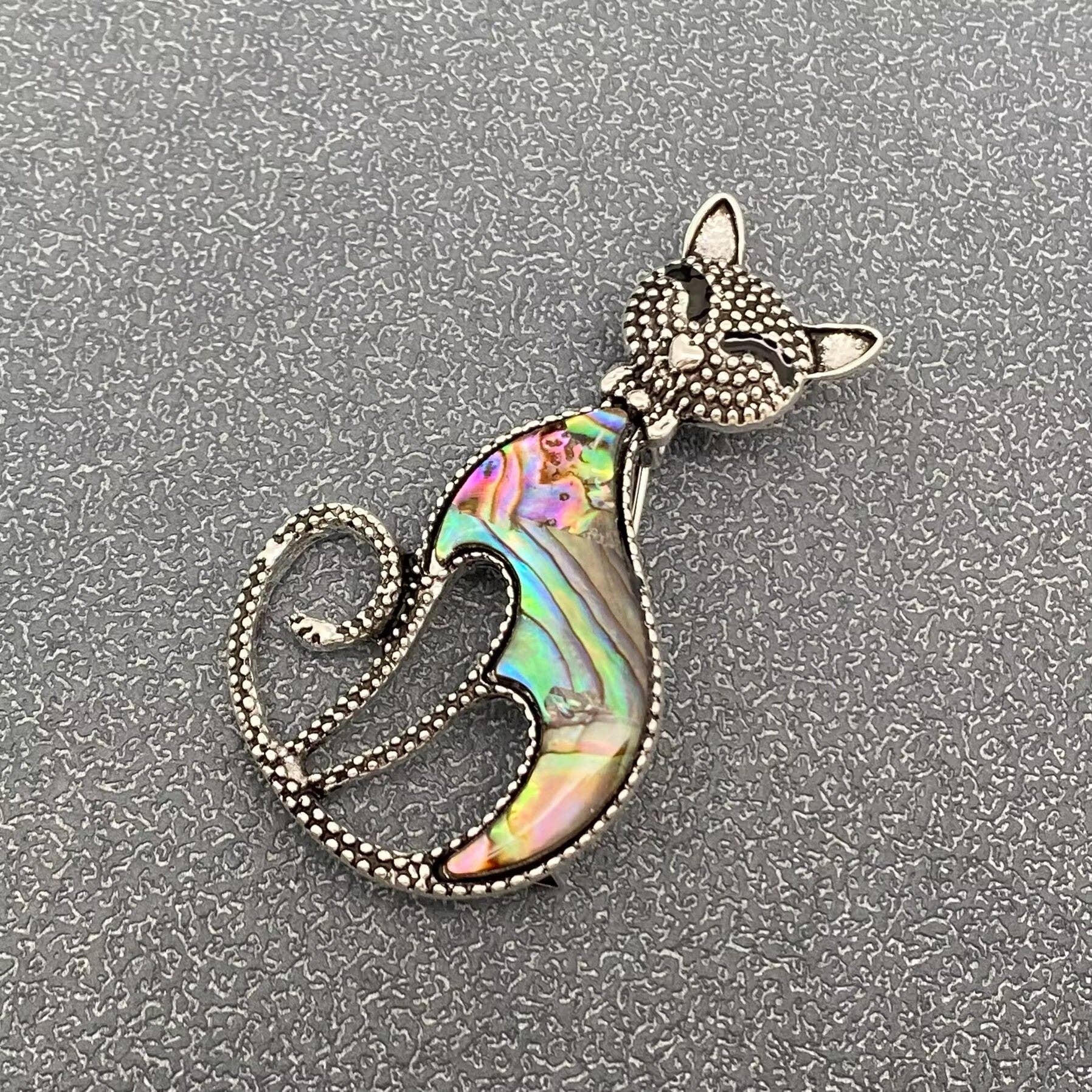 Abalone Shell Silver Tone Smiling Cat Brooch - Spiral Circle