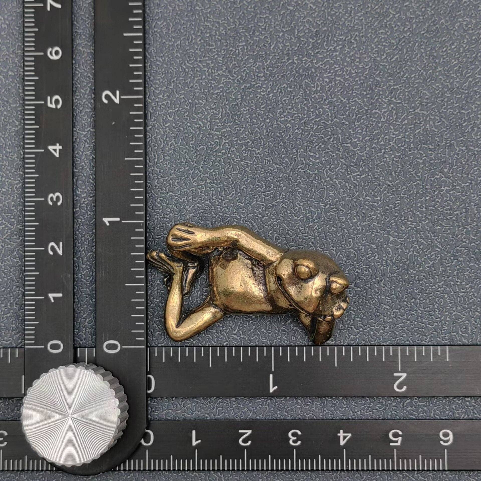 Brass Side - Lying Frog Desktop Ornaments Decorations - Spiral Circle