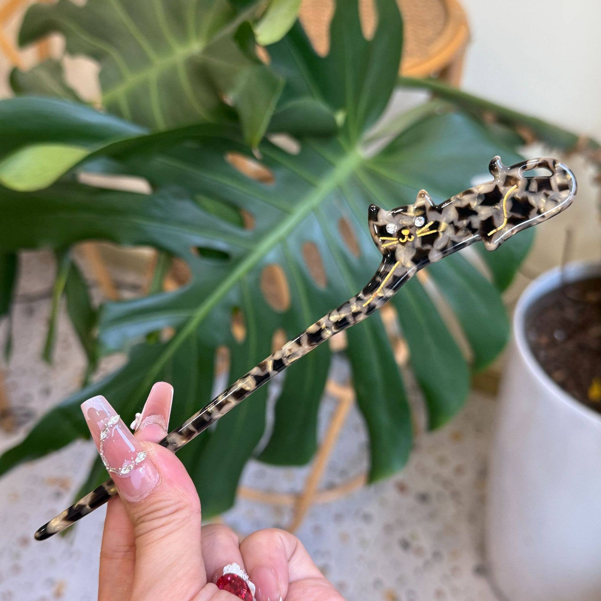 Chic & Colorful Cat Shaped Acetate Hairpins - Spiral Circle