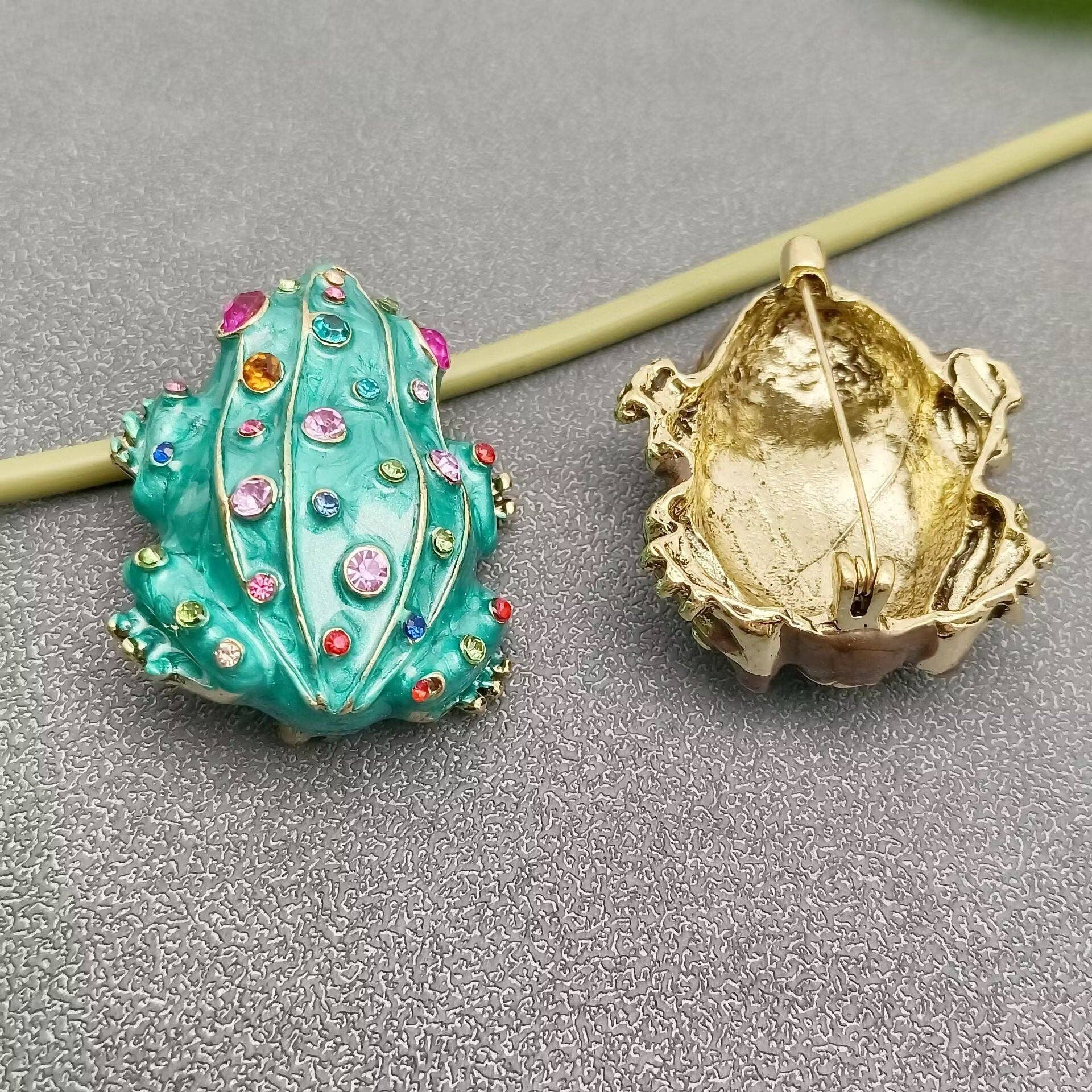 Enamel Frog Brooch Inlaid with Rhinestone - Spiral Circle