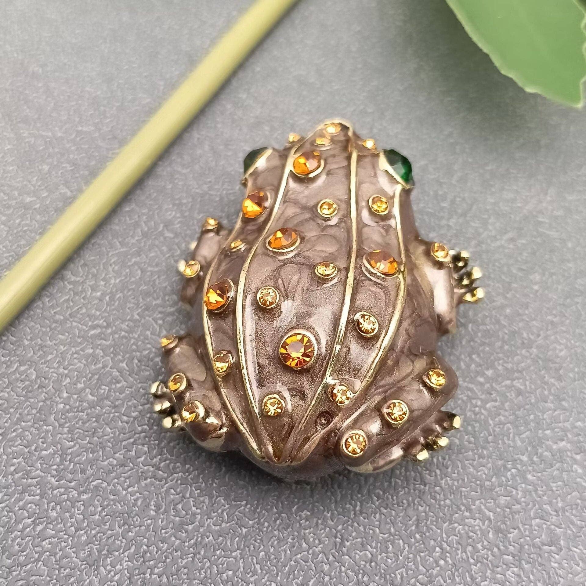 Enamel Frog Brooch Inlaid with Rhinestone - Spiral Circle