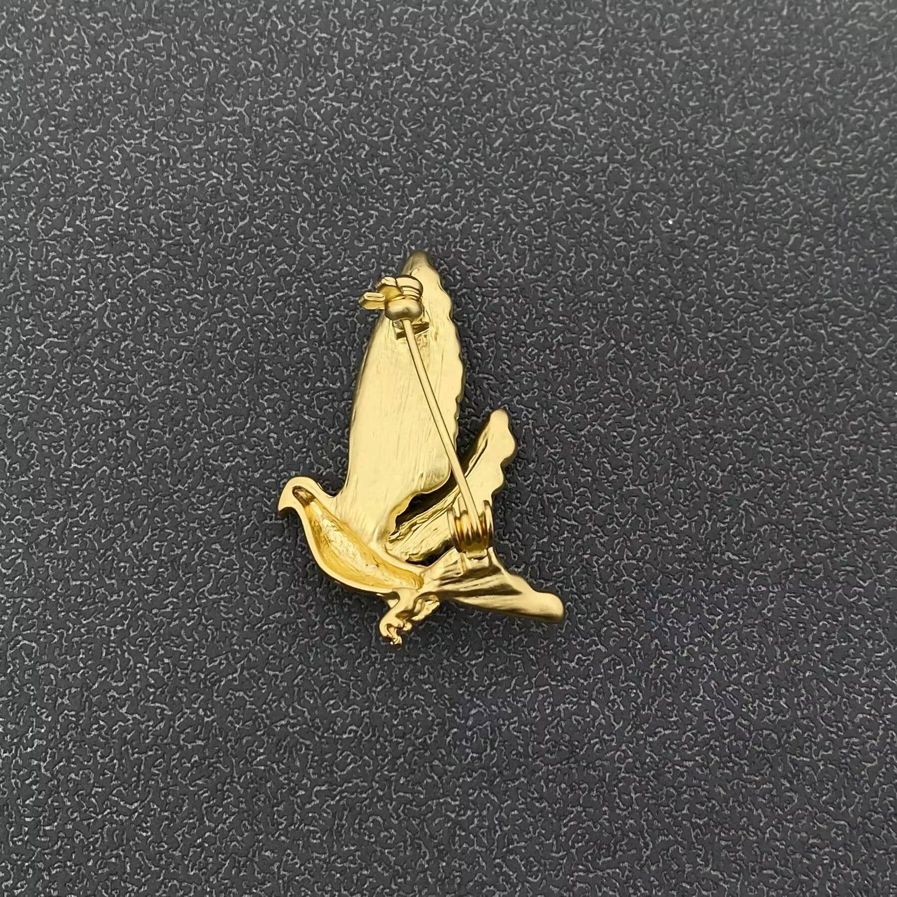 Matte Gold Plating Peace Dove Brooch - Spiral Circle