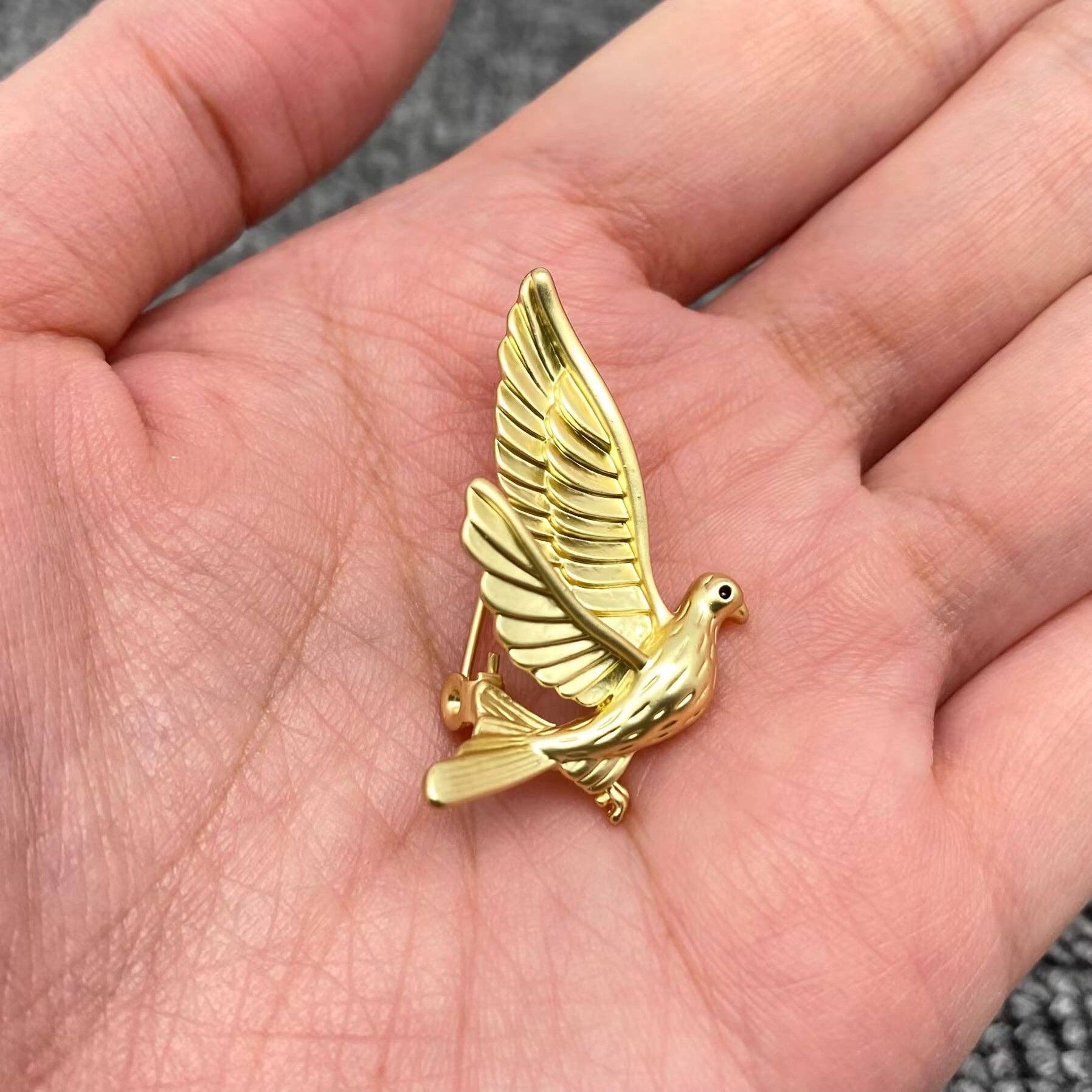 Matte Gold Plating Peace Dove Brooch - Spiral Circle