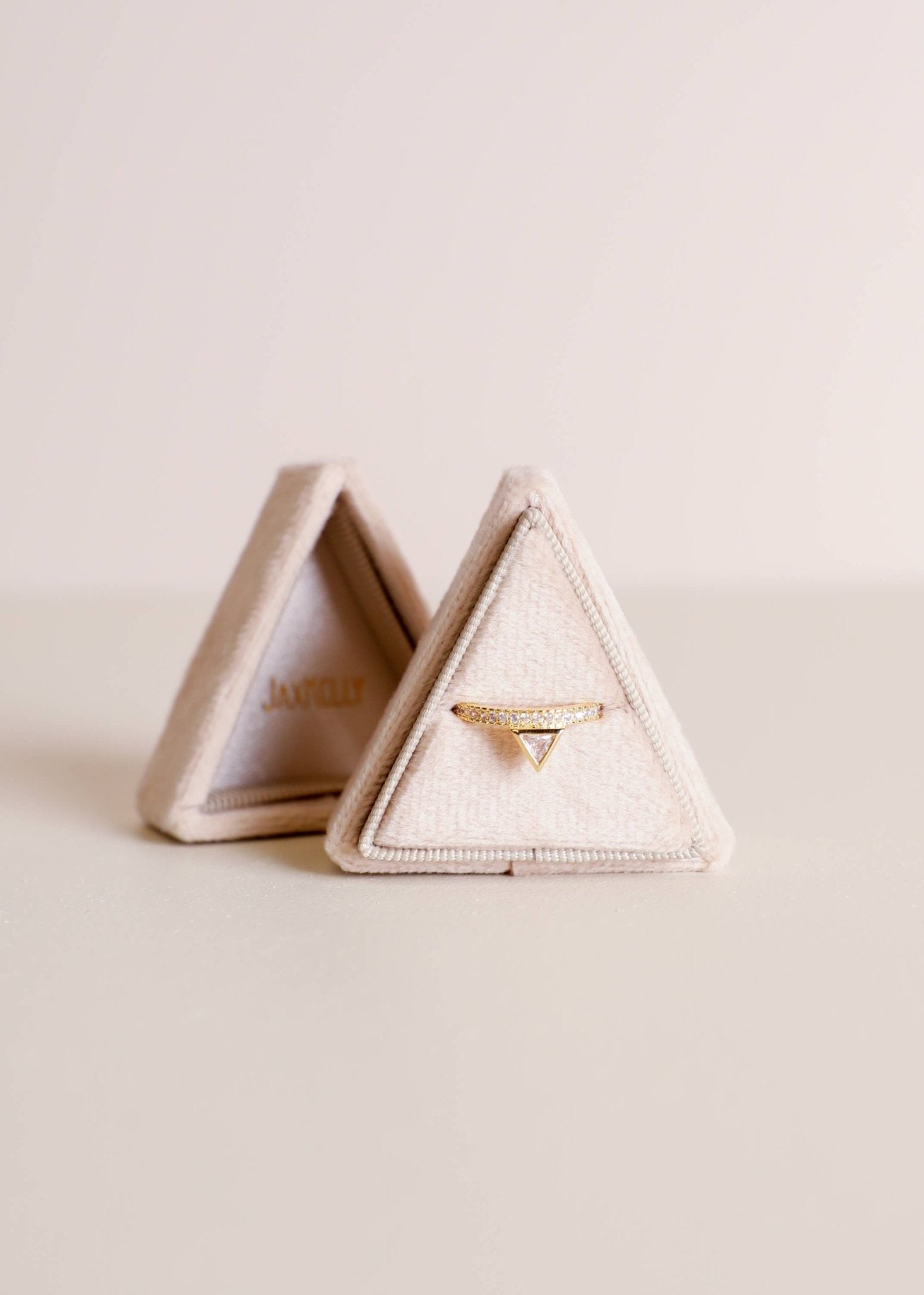 Velvet Jewelry Box - Triangle - Cream - Spiral Circle