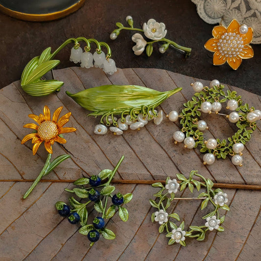 Vintage Enamel Leaf Pin Brooch - Spiral Circle