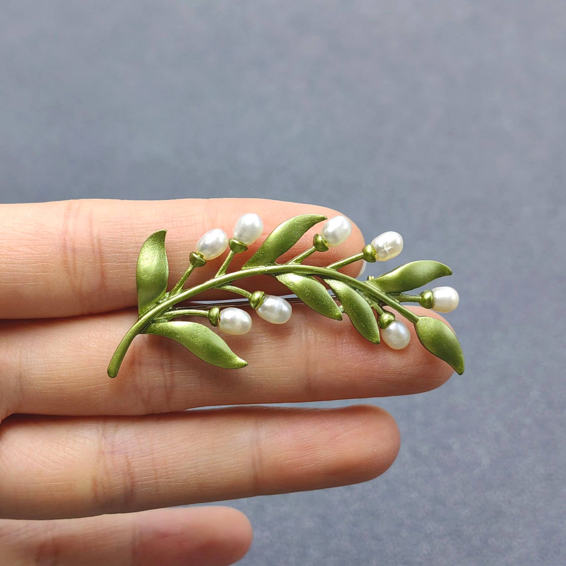 Vintage Inlaid Freshwater Pearl Green Leaf Brooch - Spiral Circle