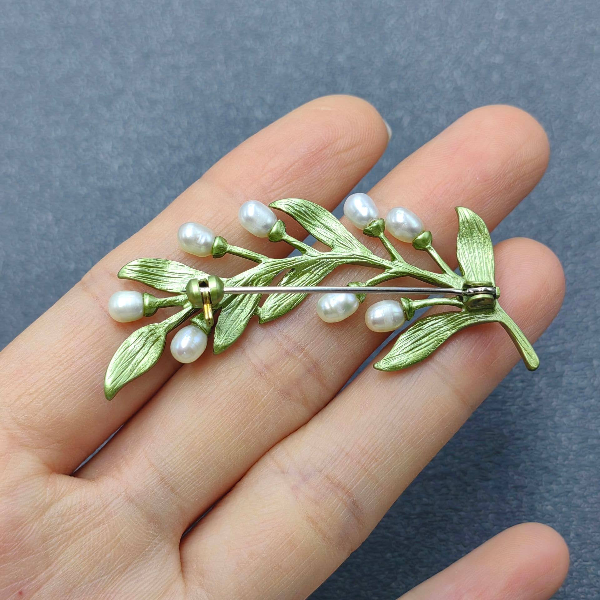 Vintage Inlaid Freshwater Pearl Green Leaf Brooch - Spiral Circle