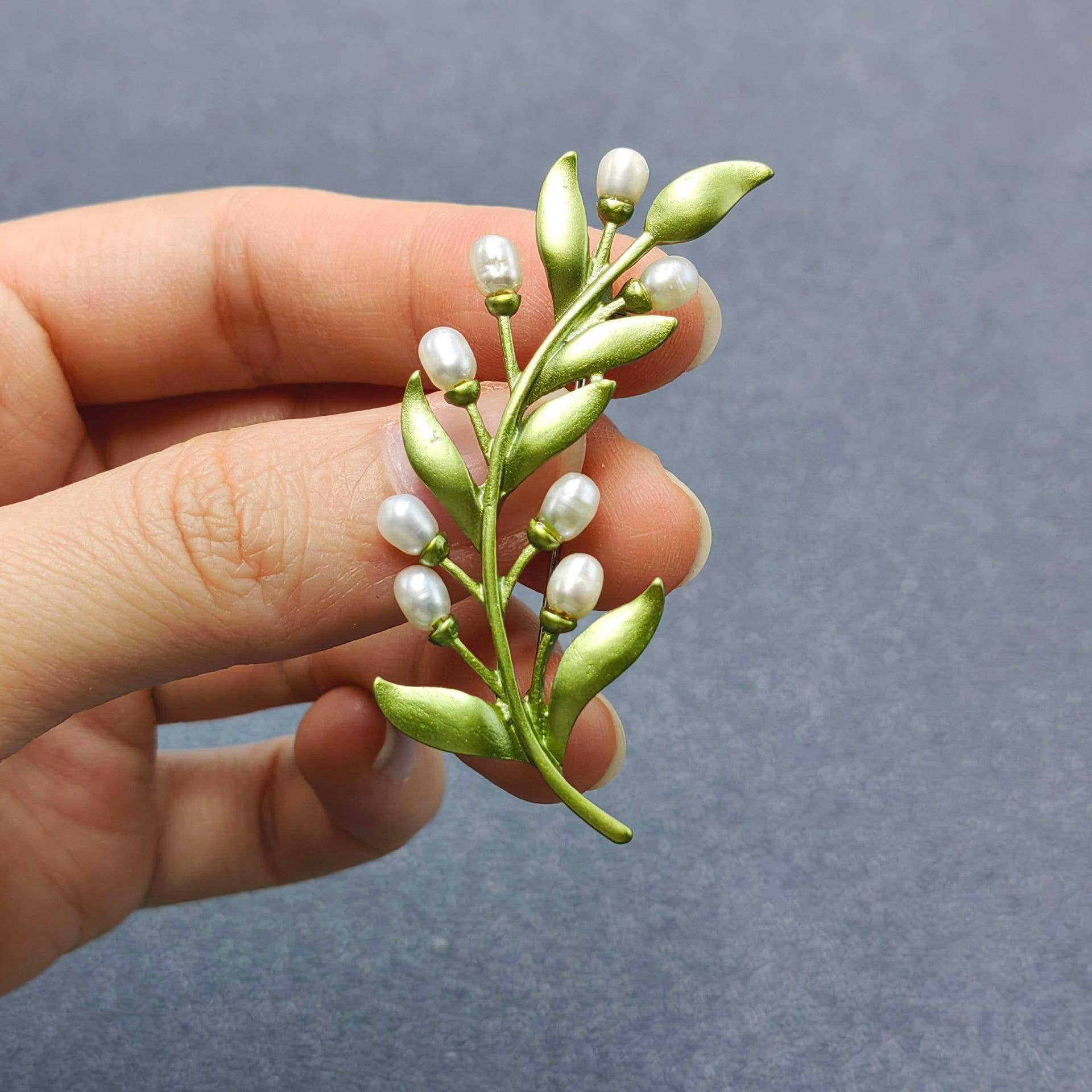 Vintage Inlaid Freshwater Pearl Green Leaf Brooch - Spiral Circle