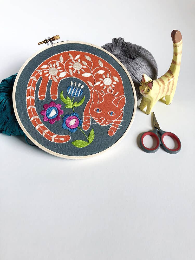 Garden Cat Embroidery Kit - Spiral Circle