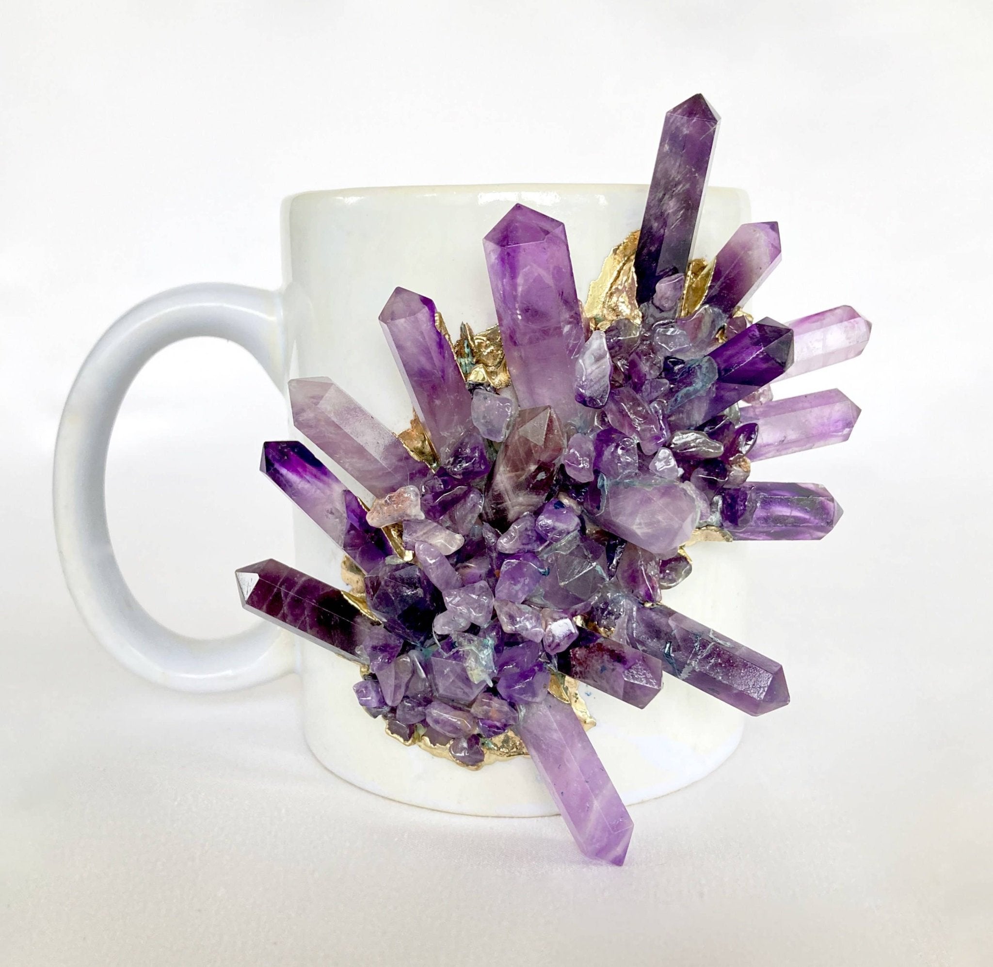 https://www.spiralcircle.com/cdn/shop/products/white-ceramic-mug-gold-plated-purple-amethyst-662561.jpg?v=1696984909
